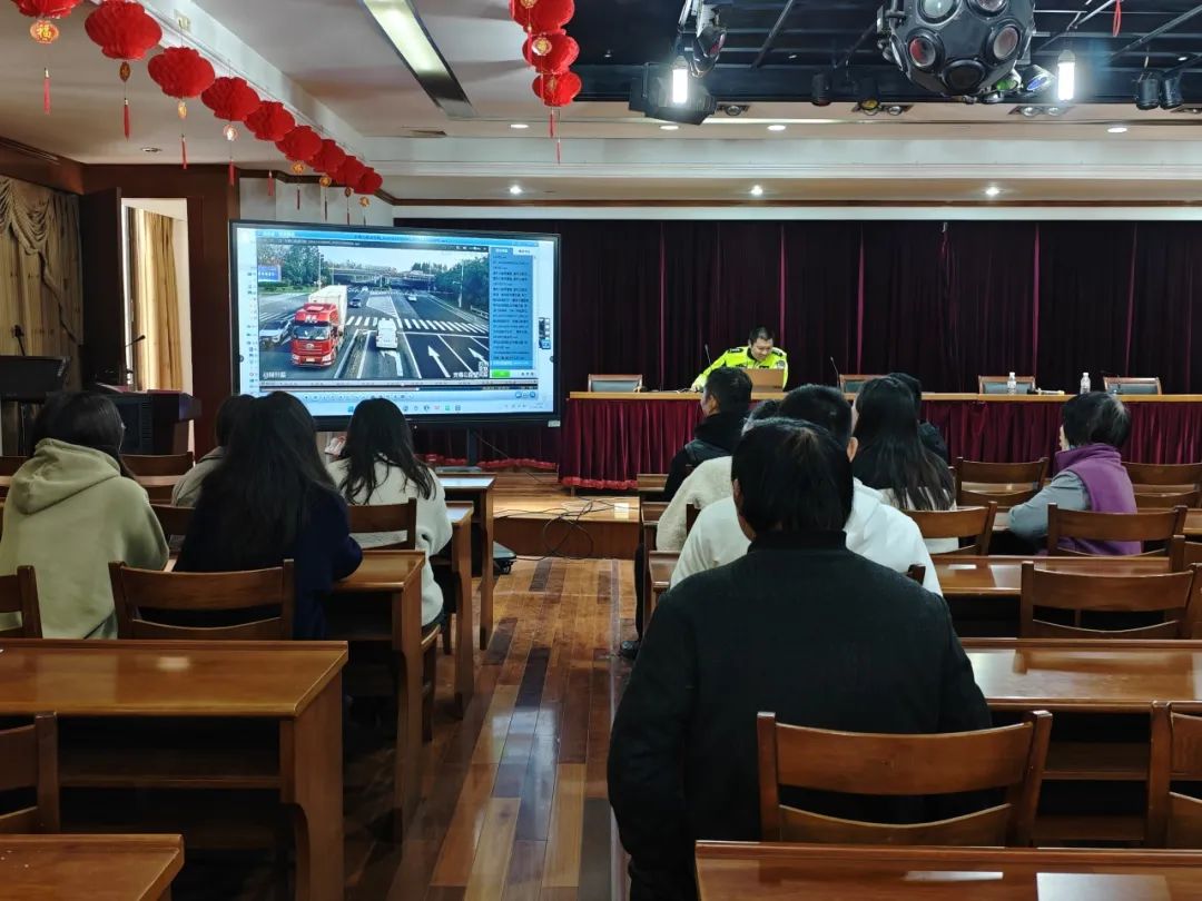 ฝูงบินตำรวจทุ่งหญ้าทงบังมาที่โรงงานเพื่อส่งเสริมความปลอดภัยการจราจรบนท้องถนน