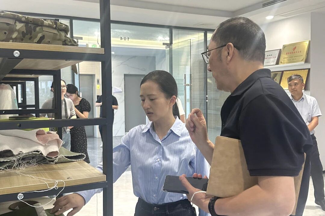 Zhou Xiao สมาชิกคณะกรรมการประจำคณะกรรมการพรรคเทศบาล รัฐมนตรีกระทรวงโฆษณาชวนเชื่อ และรัฐมนตรีกระทรวง United Front Work Department เยี่ยมชมโรงงาน Changshu Polyester เพื่อทำการวิจัย